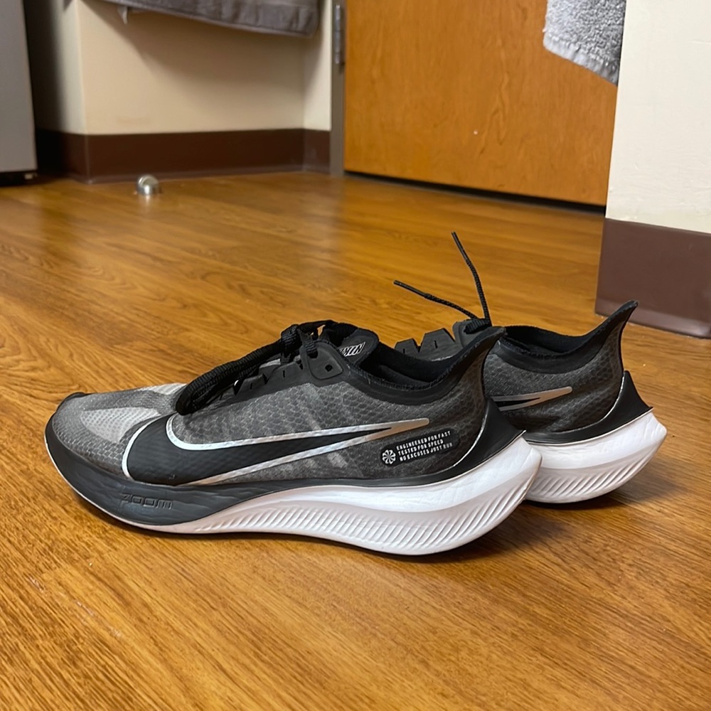 Nike zoom gravity running shoes 9.5W